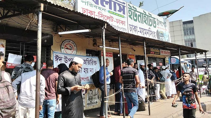 ঢাকার মহাখালী বাস টার্মিনালে বিভিন্ন পরিবহনের কাউন্টারে তাৎক্ষণিকভাবেই মিলছে টিকেট।