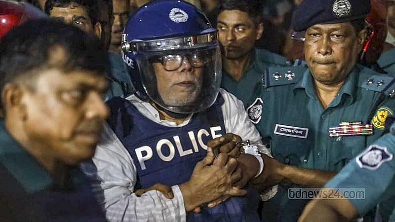 সাবেক প্রধানমন্ত্রী শেখ হাসিনার উপদেষ্টা সালমান এফ রহমানকে বুধবার হেলমেট ও বুলেটপ্রুফ ভেস্ট পরিয়ে ঢাকার আদালতে আনা হয়। ছবি: মাহমুদ জামান অভি