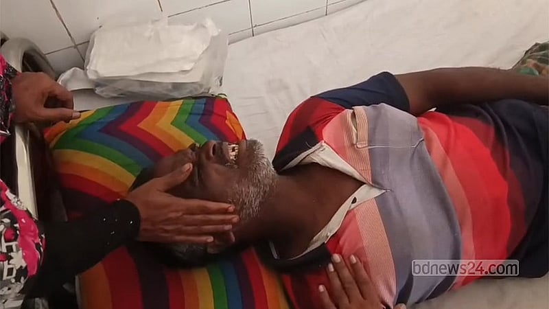 আহত কৃষক মো. হেলাল বিশ্বাস। 