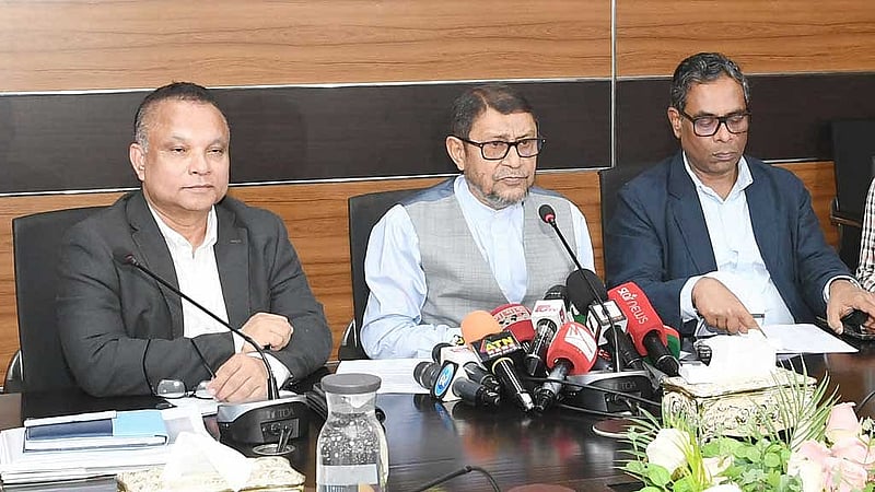 স্বাস্থ্য মন্ত্রণালয়ের ব্রিফিংয়ে স্বাস্থ্যমন্ত্রী সরদার মো. সাখাওয়াত হোসেন ও প্রতিমন্ত্রী এম এম মুহিত।