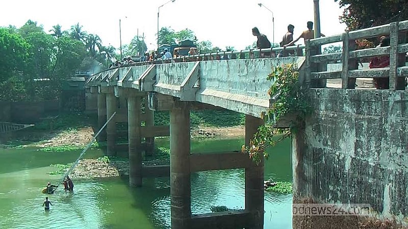 আটকে পড়া শিশুটিকে উদ্ধারে ফায়ার সার্ভিসের তৎপরতা।