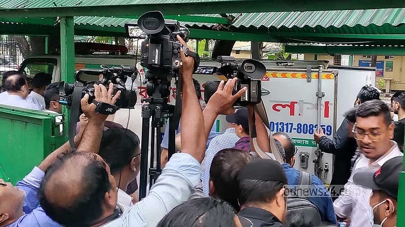 গুলশানের আজাদ মসজিদে মঙ্গলবার শাফিন আহমেদের জানাযায় অংশ নেন স্বজন, সহকর্মী ও অনুরাগীরা।