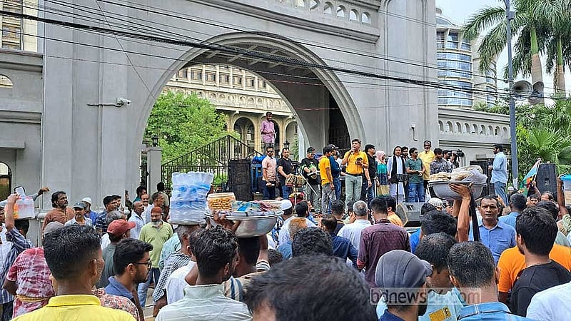 ইশরাক হোসেনকে ঢাকা দক্ষিণ সিটি করপোরেশনের মেয়রের দায়িত্ব বুঝিয়ে সোমবার নগর ভবন ‘ব্লকেড’ কর্মর্সূচি পালন করেন তার সমর্থকরা।  
