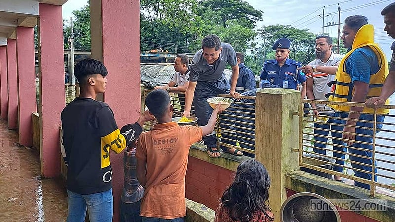 সুনামগঞ্জের ছাতক উপজেলার একটি আশ্রয়কেন্দ্রে দুপুরের খাবার বিতরণ করছেন পুলিশ বাহিনীর সদস্যরা।