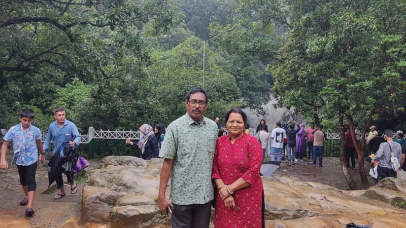সস্ত্রীক লেখক।