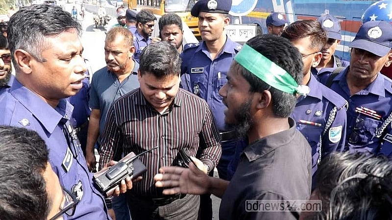 অবরোধকারী শিক্ষার্থীদের সঙ্গে কথা বলছে পুলিশ।  