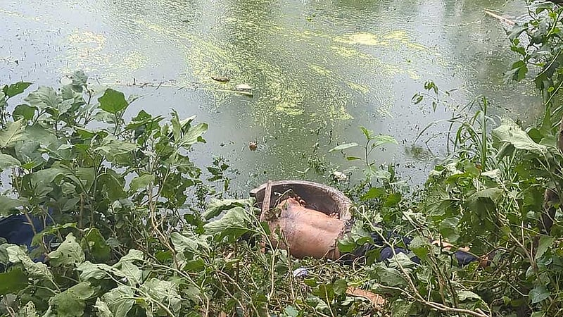হত্যার শিকার তিন পুলিশ সদস্যের মরদেহ উদ্ধার করা হয় পুকুর থেকে। আট জনের মরদেহ ছিল মসজিদের পাশে স্তূপ করে রাখা।