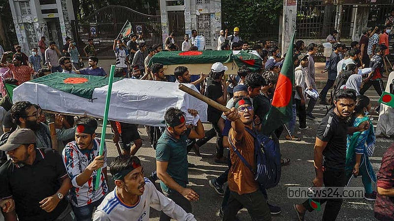 মঙ্গলবার সংঘর্ষে নিহতদের প্রতীকী কফিন নিয়ে শিক্ষার্থীদের মিছিল