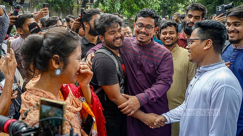 ডাকসু নির্বাচন ঘিরে কেন্দ্রীয় লাইব্রেরির এলাকায় প্রচার চালায় ছাত্রশিবিরের সমর্থিত ‘ঐক্যবদ্ধ শিক্ষার্থী জোট’। ফাইল ছবি