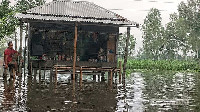 আদিতমারী উপজেলার গোবর্দ্ধন এলাকায় তিস্তার পানিতে প্লাবিত হয়েছে। 