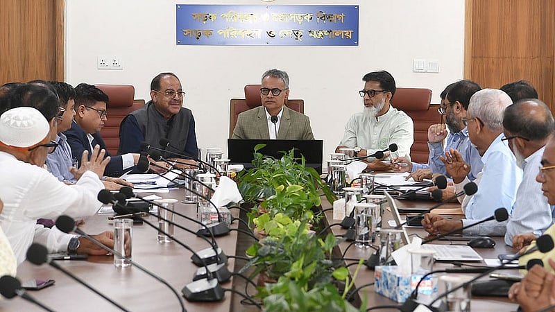 সচিবালয়ে সড়ক পরিবহনমন্ত্রী শেখ রবিউল আলমের সভাপতিত্বে বাসের ভাড়া বৃদ্ধির পর্যালোচনা বৈঠক।