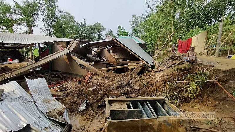নলিতাবাড়ী উপজেলার পোড়াগাঁও-বাতকুচি এলাকায় বন্যায় ধসে পড়েছে বাড়ি-ঘর।  