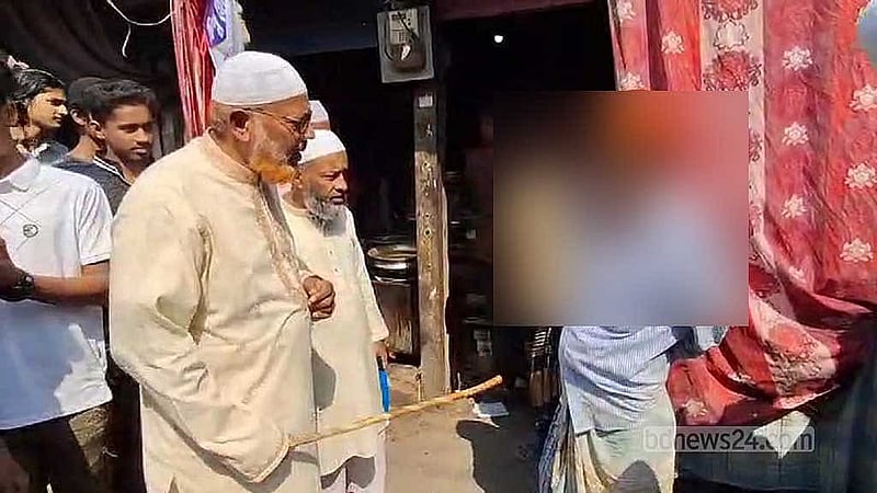 বৃদ্ধ-যুবকসহ কয়েকজনকে হোটেল থেকে বের করে রোজা না রাখার অভিযোগে প্রকাশ্যে কান ধরে ওঠবস করতে বাধ্য করেন আব্দুল আজিজ।  