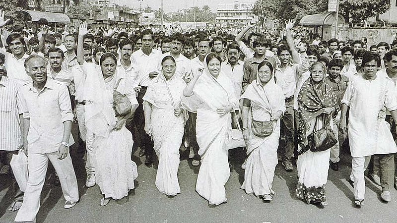 ১৯৯০ সালের ৫ ডিসেম্বর, এরশাদের পতনের পর খালেদা জিয়ার নেতৃত্বে ছাত্র-জনতার বিজয় মিছিল। ছবি: লুৎফর রহমান বীনু