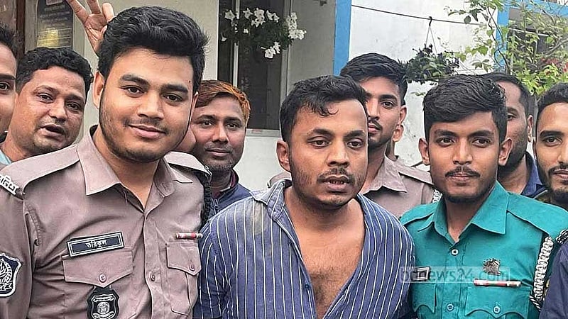 ছিনতাইয়ে জড়িত থাকার অভিযোগে আটক এক ব্যক্তি। 