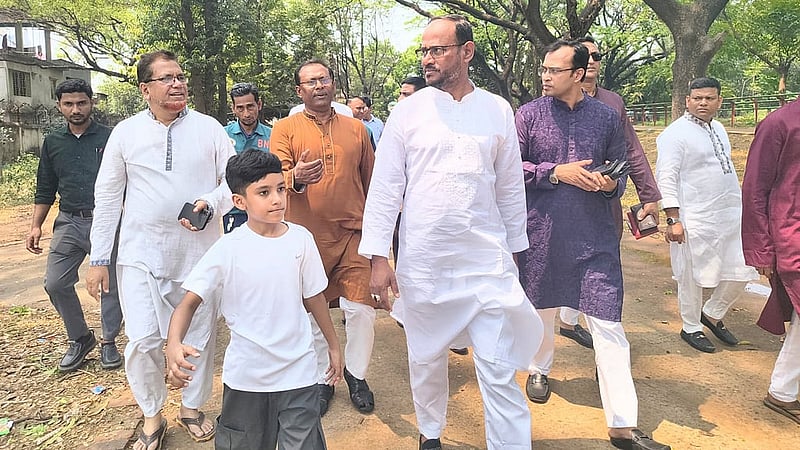 ঢাকার মিরপুর জাতীয় চিড়িয়াখানায় মৎস্য ও প্রাণিসম্পদ প্রতিমন্ত্রী সুলতান সালাউদ্দিন টুকু।