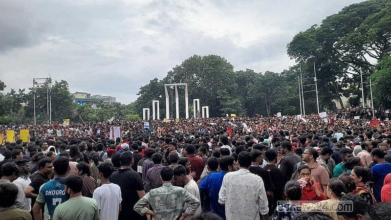 বৈষম্যবিরোধী ছাত্র আন্দোলনের ডাকা বিক্ষোভ মিছিল কর্মসূচি পালন করতে ৩ অগাস্ট কেন্দ্রীয় শহীদ মিনারে জড়ো হন শিক্ষার্থীসহ আন্দোলনকারীরা। ফাইল ছবি।