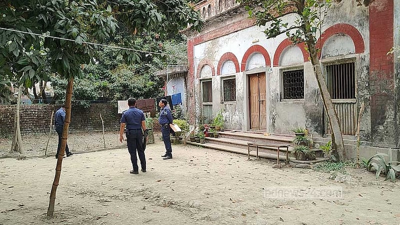 নারায়াণগঞ্জের সোনারগাঁও উপজেলার এই বাড়ির জমি নিয়ে বিরোধ চলছিল।  