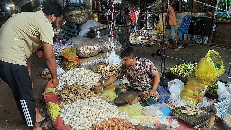 ঢাকার কারওয়ান বাজারে গত সপ্তাহের চেয়ে শুক্রবার কম দামে পেঁয়াজ বিক্রি হয়েছে। 