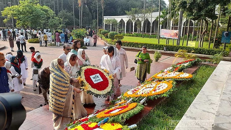 জাতীয় কবি কাজী নজরুল ইসলামের ১২৫তম জন্মজয়ন্তীতে শনিবার তার সমাধিতে পরিবারের সদস্যদের শ্রদ্ধা নিবেদন।