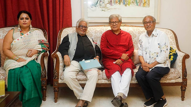 বিডিনিউজ টোয়েন্টিফোর ডটকমের বর্ষবরণ অনুষ্ঠানে আন্তর্জাতিক খ্যাতনামা চিত্রশিল্পী মনিরুল ইসলাম  ও একুশে পদকপ্রাপ্ত আলোকচিত্রী নাসির আলী মামুনের সঙ্গে অভিনয়শিল্পী দম্পতি পীযূষ বন্দ্যোপাধ্যায় ও জয়শ্রী কর জয়া।