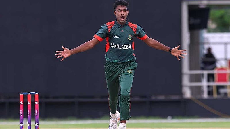 উইকেট শিকারের পর যেন উড়ে যেতে চাইছেন রিপন। ছবি: বিসিবি ফেইসবুক