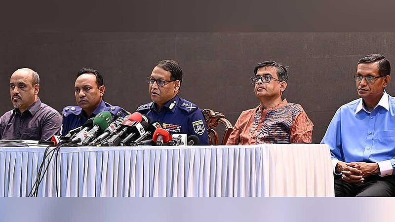 পুলিশ সপ্তাহের আগে সোমবার রাজধানীর ফরেন সার্ভিস একাডেমিতে সংবাদ সম্মেলনে পুলিশ মহাপরিদর্শক বাহারুল আলম।