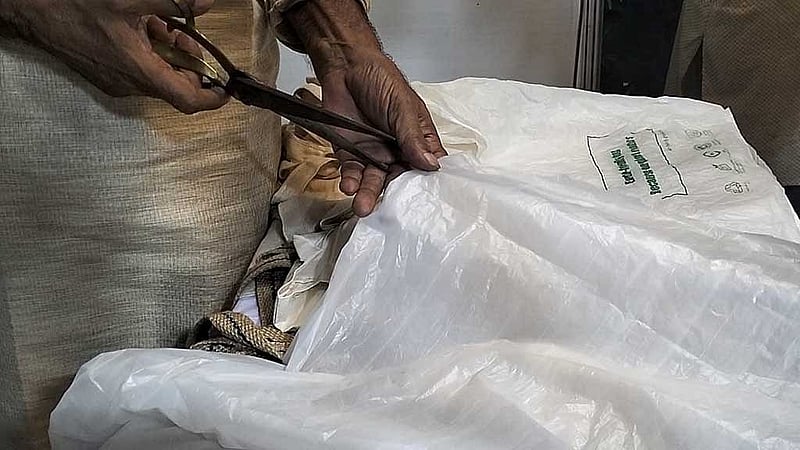 এই ব্যাগটিও পরিবেশবান্ধব ও পচনশীল তন্তু দিয়ে তৈরি করা হয়েছে। পলিথিনের মত দেখতে হলেও এটি মাটিতে মিশে যায়। 