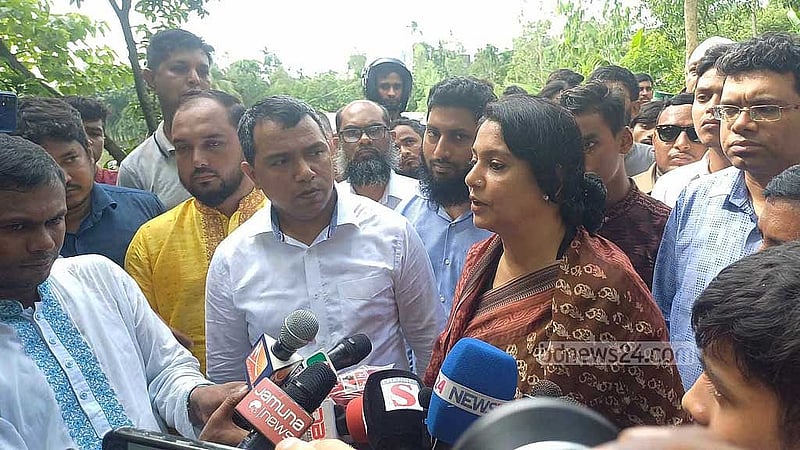 হবিগঞ্জ সদর উপজেলার মশাজানে শুক্রবার খোয়াই নদীর বাঁধ পরিদর্শনে গিয়ে উপদেষ্টা সৈয়দা রিজওয়ানা হাসান সাংবাদিকদের সঙ্গে কথা বলেন।