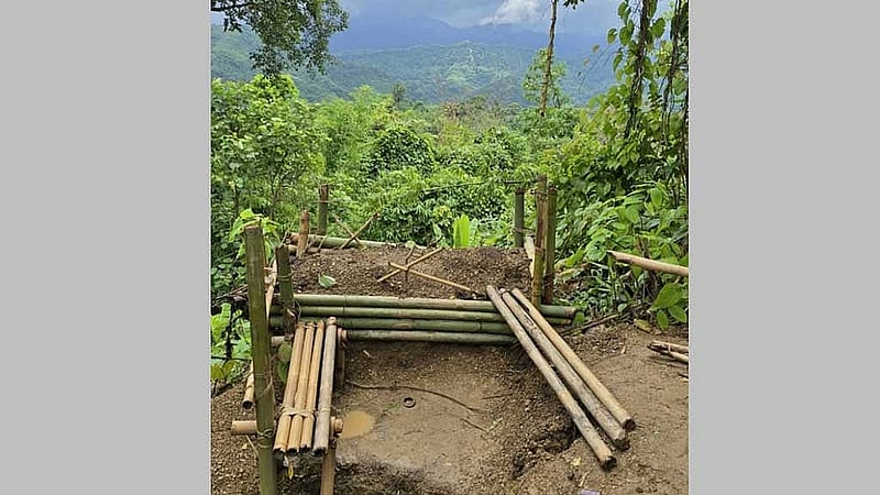 বান্দরবানের দুর্গম এলাকায় বম পার্টির ক্যাম্পে একটি পরিখা। ছবি: আইএসপিআর