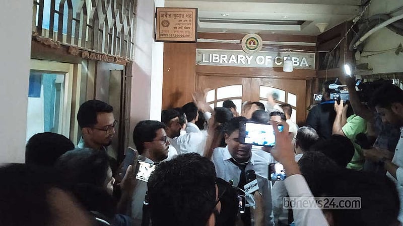 চট্টগ্রাম আইনজীবী সমিতির নির্বাচনে মনোয়নপত্র নিতে গেলে আওয়ামীপন্থি আইনজীবীদের বাধা দেওয়ার অভিযোগ ওঠে। ফাইল ছবি