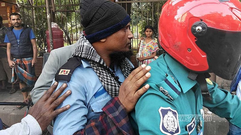 জিজ্ঞাসাবাদের জন্য দারোয়ান খালেককে  হেফাজতে নিয়েছে পুলিশ।