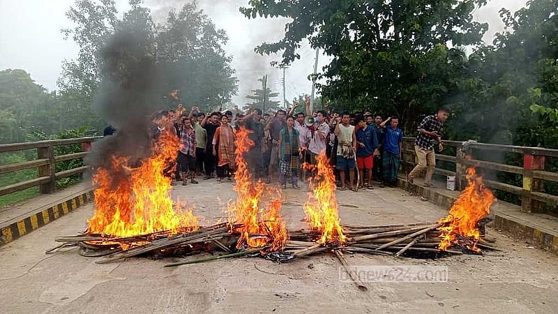 অবরোধের দ্বিতীয় দিনেও খাগড়াছড়ি বিভিন্ন সড়কে আগুন জ্বালিয়ে বিক্ষোভ করেন অবরোধকারীরা।