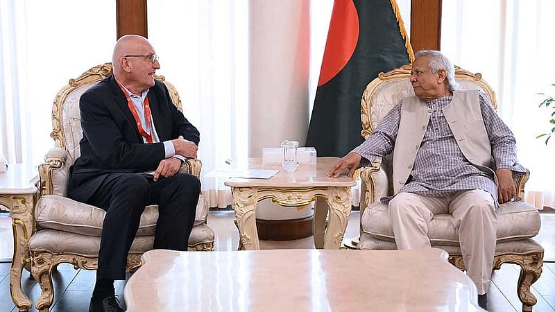 রাষ্ট্রীয় অতিথি ভবন যমুনায় প্রধান উপদেষ্টা মুহাম্মদ ইউনূসের সঙ্গে সাক্ষাৎ করেন হোলসিম গ্রুপের নির্বাহী কমিটির সদস্য মার্টিন ক্রিয়েগনার। ছবি: পিআইডি