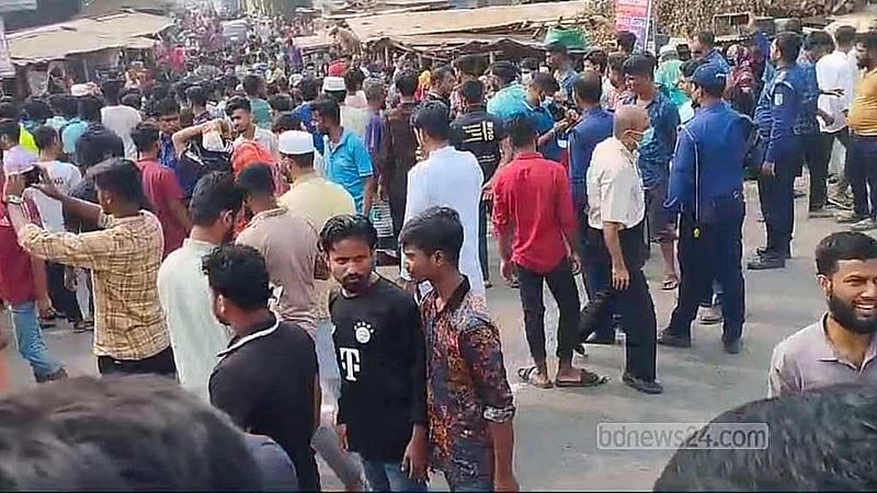 বকেয়া বেতনের দাবিতে চান্দিনা উপজেলার পশ্চিম বেলাশহর এলাকায় মহাসড়ক অবরোধ করেন স্থানীয় ‘ডেনিম প্রসেসিং প্লান্ট’ কারখানার শ্রমিকরা। 