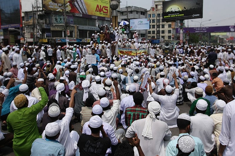 বাংলাদেশে ধর্মভিত্তিক রাজনৈতিক দলগুলো প্রায়ই ব্ল্যাসফেমি আইনের দাবি জানিয়ে আসছে।