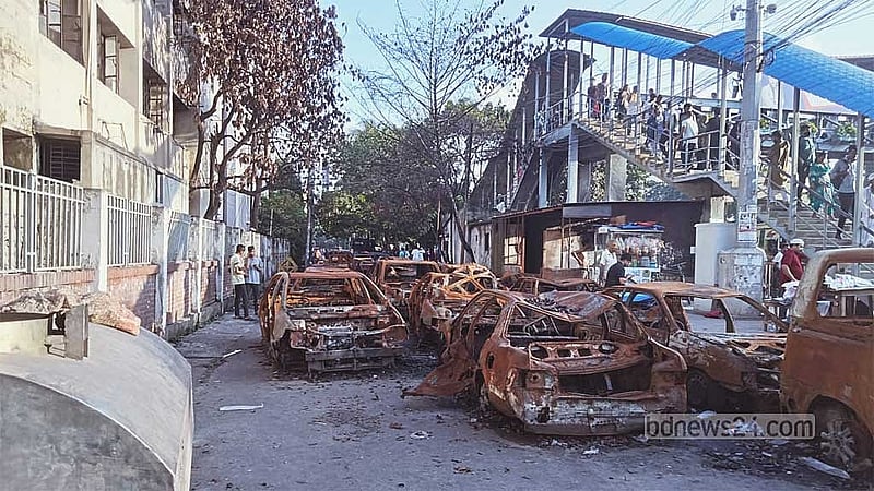 ৫ অগাস্ট হামলায় বিধ্বস্ত ঢাকার ভাটারা থানা ভবনের সামনে এখনও আগুনে ঝলসানো পুলিশের গাড়ির কঙ্কাল পড়ে আছে। মঙ্গলবারের অবস্থা।