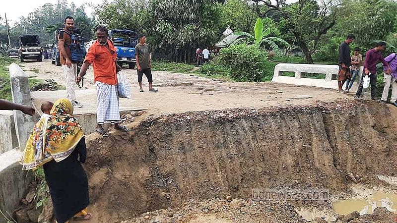 জঙ্গল ছলিমপুরের আলীনগর এলাকায় আইনশৃঙ্খলা বাহিনীর অভিযান ঠেকাতে কয়েকটি স্থানে সড়ক কেটে প্রতিবন্ধকতা তৈরি করা হয়। ছবি: সুমন বাবু