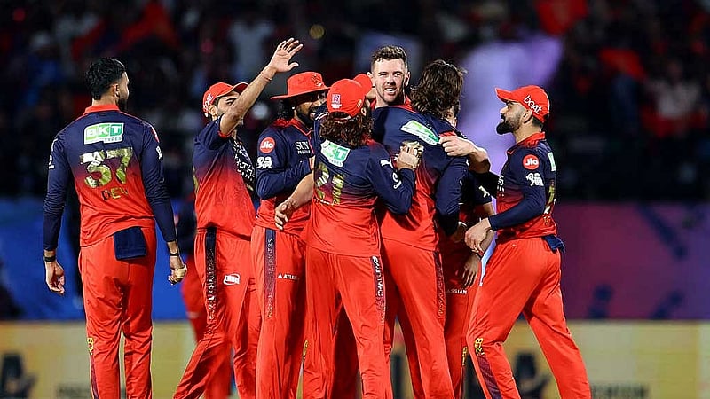 টানা দ্বিতীয় আইপিএল শিরোপা থেকে একটি জয় দূরে রয়্যাল চ্যালেঞ্জার্স বেঙ্গালুরু। ছবি: রয়টার্স