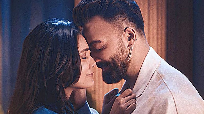 'বরবাদ' সিনেমার দৃশ্যে শাকিব খান ও ইধিকা পাল। ছবি: ইধিকা পালের ফেইসবুক থেকে নেওয়া।   