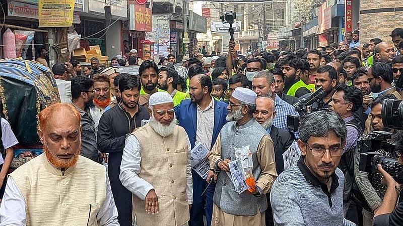 ঢাকা-১৫ আসনে জামায়াতের প্রার্থী দলের আমিরের জনসংযোগ। ছবি: ফেইসবুক থেকে নেওয়া।