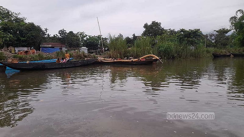 সিলেটের গোয়াইনঘাট উপজেলার পশ্চিম জাফলং ইউনিয়নের হাদারপাড় গ্রামের পাশের পিয়াইন নদীর ঘাটে রাখা ড্রেজার।