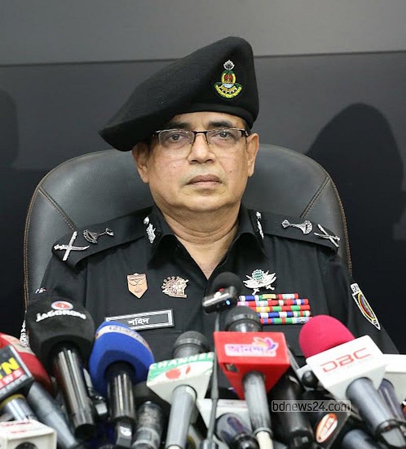 র‌্যাবের সংবাদ সম্মেলনে বাহিনীর মহাপরিচালক একেএম শহিদুর রহমান।