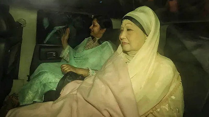 ৭ জানুয়ারি ২০২৫: গুলশানের বাসা থেকে শাহজালাল আন্তর্জাতিক বিমানবন্দরের পথে বিএনপি চেয়ারপারসন খালেদা জিয়া। কাতারের আমিরের এয়ার অ্যাম্বুলেন্সে এদিন রাতে তিনি চিকিৎসার জন্য লন্ডনের উদ্দেশ্যে যাত্রা করেন।
