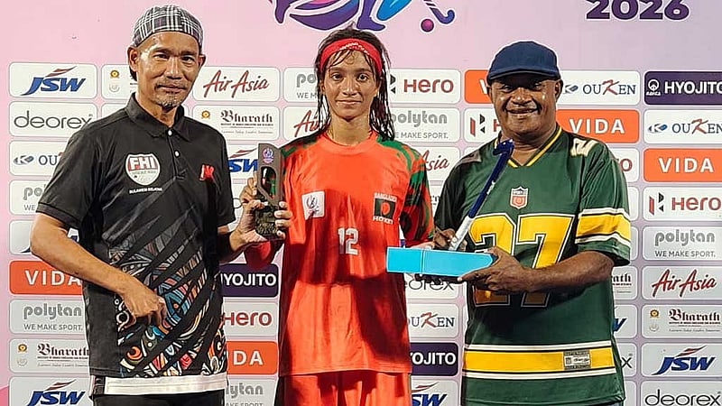 হ্যাটট্রিক উপহার দেওয়া আইরিন রিয়া পেয়েছেন ম্যাচের সেরা খেলোয়াড়ের পুরস্কার। ছবি: বাংলাদেশ হকি ফেডারেশন
