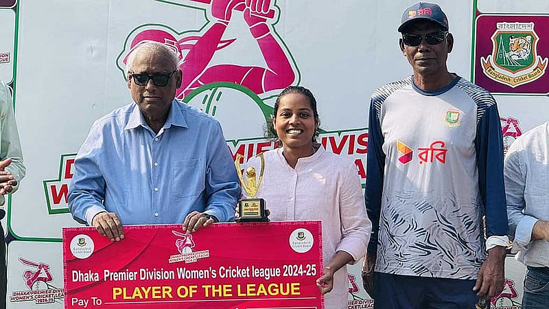 অলরাউন্ড নৈপুণ্যে টুর্নামেন্টের সেরা রিতু মনি (মাঝে)। ছবি: রিতু মনির ফেইসবুক 