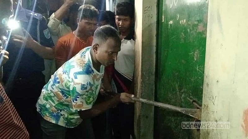 আশুলিয়ায় স্ত্রী-সন্তানকে শ্বাসরোধে হত্যার পর এক যুবক গলায় ফাঁস দিয়ে আত্মহত্যা করেন বলে পুলিশের ভাষ্য।