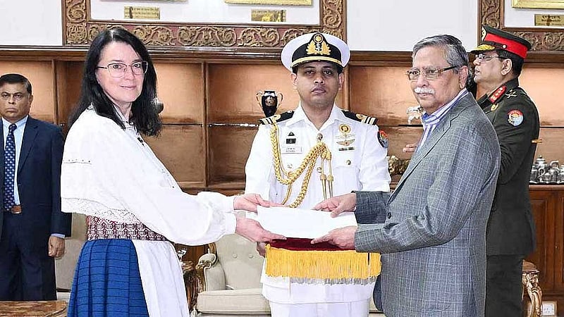 এস্তোনিয়ার রাষ্ট্রদূত মারি লুপ বৃহস্পতিবার রাষ্ট্রপতি মো. সাহাবুদ্দিনের কাছে পরিচয়পত্র পেশ করেন। ছবি: পিআইডি
