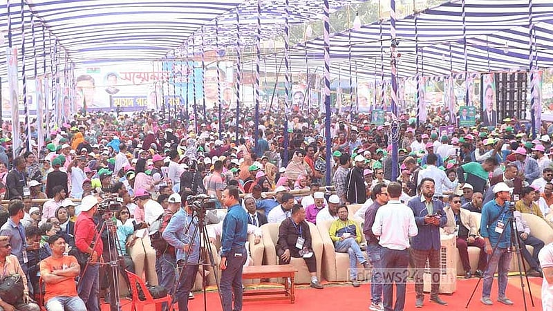 খুলনার সার্কিট হাউস মাঠে মহানগর বিএনপির সম্মেলনে হাজারো নেতাকর্মী অংশগ্রহণ করেন। 