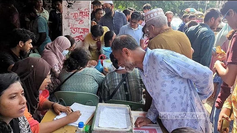 টিএসসিতে ত্রাণ সংগ্রহে ব্যস্ত সময় পার করছেন শিক্ষার্থী ও স্বেচ্ছাসেবকরা।